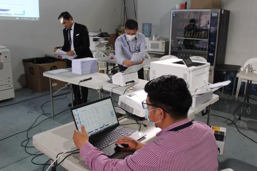 Cerca de ocho horas dur&oacute; la diligencia del MP en el Parque de la Industria. (Foto: Sandra Sebasti&aacute;n: Soy502)