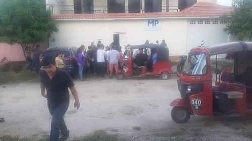 Despu&eacute;s de esperar durante horas a quien supuestamente les tramitaba una visa de trabajo, varias personas acudieron al MP para denunciarlo. (Foto: Archivo)