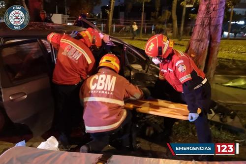 Bomberos Municipales utilizaron equipo especial para rescatar a una mujer que quedó entre los hierros retorcidos. (Foto: Bomberos Municipales)
