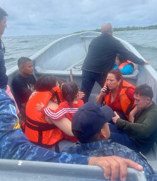 Seis personas que se encontraban en la embarcación fueron rescatadas. (Foto: Ejército)