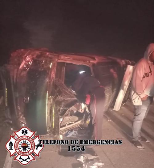 Un microbús volcó en la ruta que conduce a Tecpán y dejó tres heridos y siete personas con crisis nerviosa. (Foto: Bomberos Municipales Departamentales)
