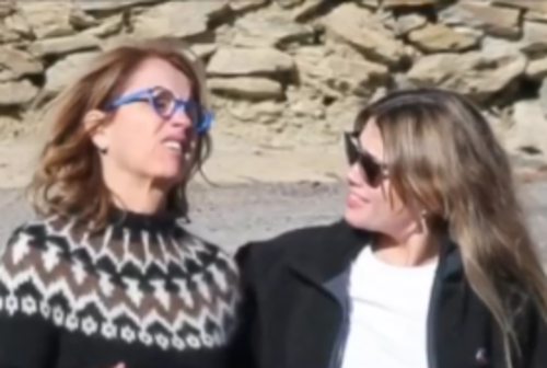 Clara Ch&iacute;a y la madre de Piqu&eacute;. (Foto: captura de video)