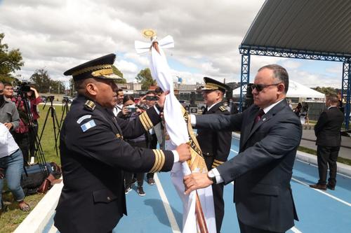 El nuevo director de la PNC, Edwin López, recibe la bandera de la Policía. (Foto: Mingob)