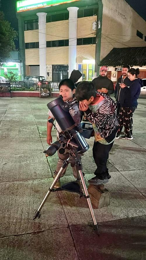 Los ni&ntilde;os disfrutaron de la experiencia nocturna. (Foto: Sam Chun Informa)
