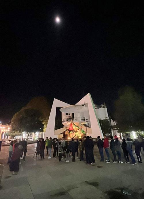 Los j&oacute;venes astr&oacute;nomos reunieron a varias personas en el parque central de Cob&aacute;n. (Foto: Sam Chun Informa)