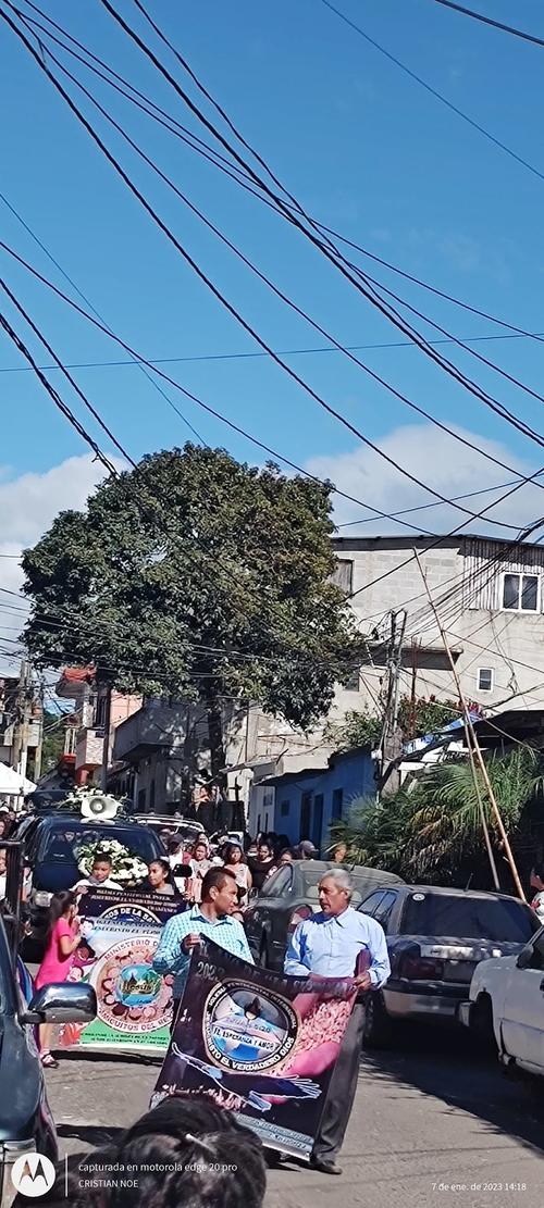 As&iacute; fue el cortejo f&uacute;nebre de Yostin Padilla, el ni&ntilde;o de 12 a&ntilde;os que muri&oacute; al quedar en medio de fuego cruzado en Fraijanes. (Foto: Facebook/Inf&oacute;rmate Fraijanes)