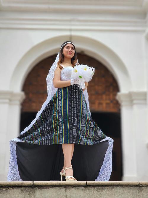 Una modelo luce el vestidoq ue se hizo viral en Tik Tok realizado por Sucely. (Foto: Alex Barrera)
