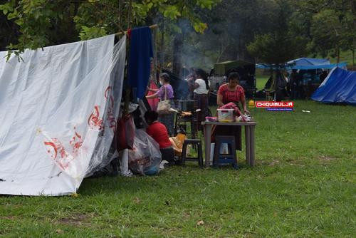 Miembros de la Comunidad Benedictina acamparon cerca del templo para estar presentes en las celebraciones al Cristo Negro. (Foto: Chiquimulj&aacute;)