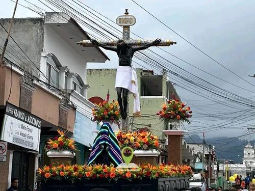 El Cristo Negro recorre las calles de Esquipulas este domingo. (Foto: Celim Dom&iacute;nguez)