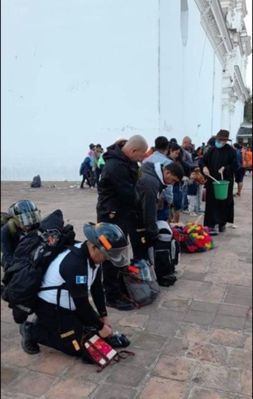 Los bomberos recibieron la bendici&oacute;n del sacerdote en la Bas&iacute;lica del Cristo Negro. (Foto: Canal 25 Santa Rosa)