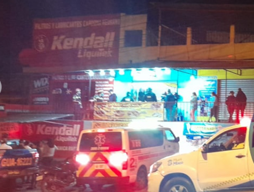 Dentro de la taquería (de paredes celeste) quedaron los cuerpos de los emprendedores. (Foto: Informativo Telenews)