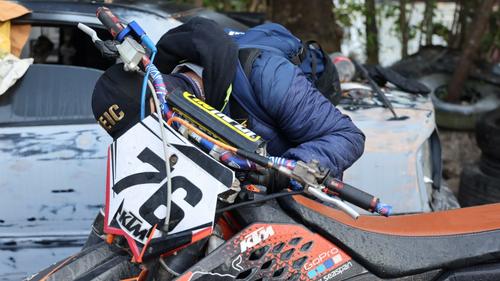 MP inspecciona los veh&iacute;culos que est&aacute;n en las viviendas allanadas. (Foto: MP)