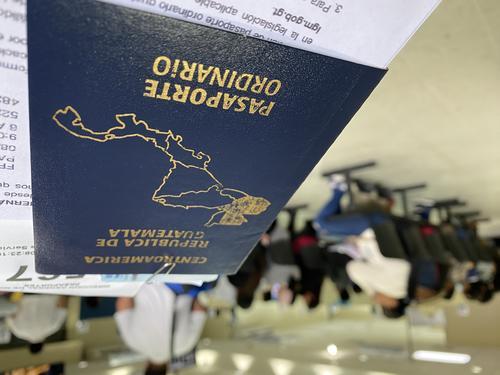 La espera para la captura de datos no es tediosa en el centro de emisi&oacute;n de pasaportes de la zona 4. (Foto: Fredy Hern&aacute;ndez/Soy502)