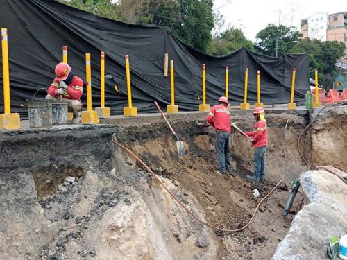 Los obreros ya realizan las labores para reforzar el área que sufrió erosión. (Foto: Muni Guate)