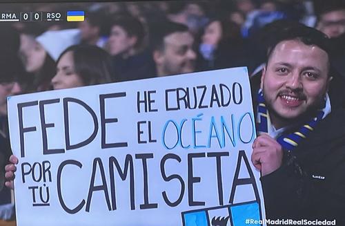 El ingenioso aficionado busca la playera del jugador sudamericano. 