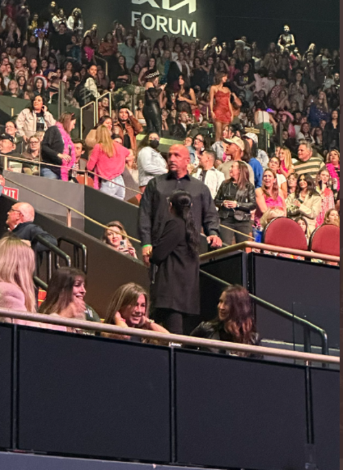 Jennifer Aniston (al centro con las manos en el cuello) reaccion&oacute; con gracia. (Foto: @ARMYand1D)