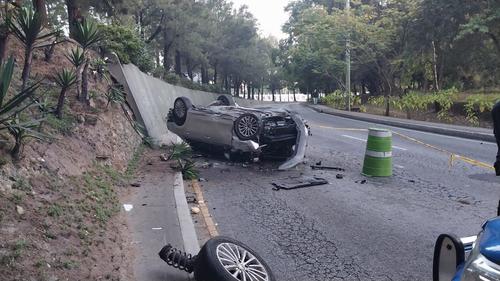 Debido al impacto, el vehículo perdió una de las ruedas delanteras. (Foto: Amílcar Montejo)