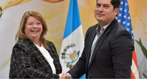 Heidi Robinson, jefa de país para Yazaki Guatemala, y Janio Rosales, ministro de Economía.(Foto: AGN)
