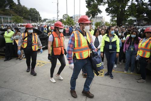 Decenas de personas salieron de los edificios tras el sonido de las alarmas de terremoto en la Ciudad de Guatemala. (Foto: Wilder López/Soy502)