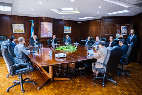 Autoridades del Banguat y Junta Monetaria se reunieron con representantes de Fitch Ratings. (Foto: Banguat)