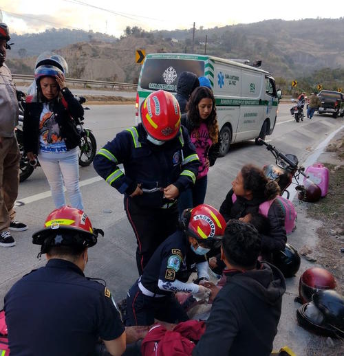 Tres personas provenientes de Fraijanes que participarían en la Caravana del Zorro se accidentaron en la ruta al Atlántico. (Foto: Bomberos Municipales Departamentales)