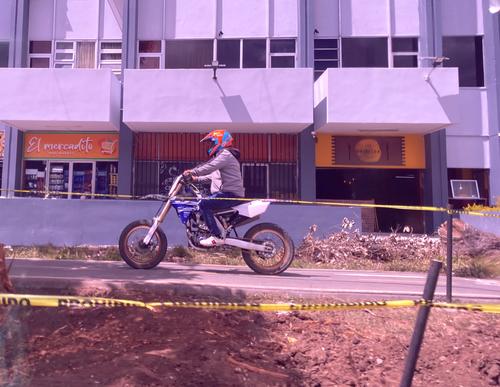 La motocicleta no llevaba placa o al menos no en una parte visible. (Foto: Fredy Hernández/Soy502)