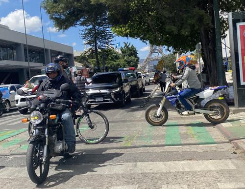 Un ciclista no pudo avanzar con comodidad tras encontrarse con el motorista de frente sobre la ciclovía. (Foto: Fredy Hernández/Soy502)