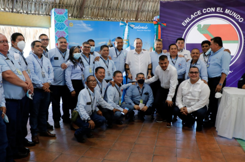 Giammattei cuando visitó la sede de la Empresa Portuaria Quetzal (EPQ) y ofreció modernizar la terminal. (Foto: Gobierno de Guatemala)