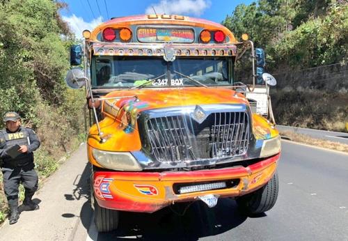Este bus fue ubicado en la carretera, presuntamente abandonado. Se cree que fue el que estuvo involucrado en el accidente de tránsito. (Foto: redes sociales)
