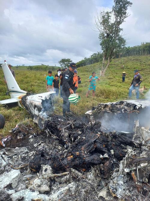 Con pocos recursos, las autoridades lograron apagar las llamas de la nave. (Foto: Luis Burgos)
