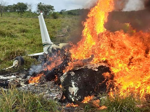 La aeronave cayó sobre un campo, por lo que las autoridades intentan apagar las llamas de inmediato. 