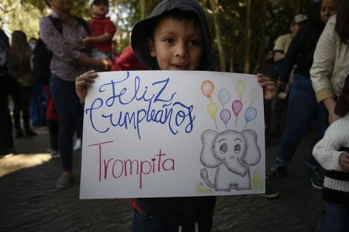 Varios ni&ntilde;os llegaron para entregarle tarjetas a Trompita. (Foto: Wilder L&oacute;pez/Soy502)
