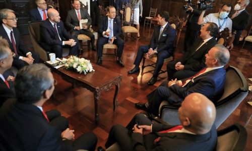 El presidente Alejandro Giammattei sostuvo conversaciones con los directivos de Yazaki el 1 de junio 2022. (Foto: Yazaki)