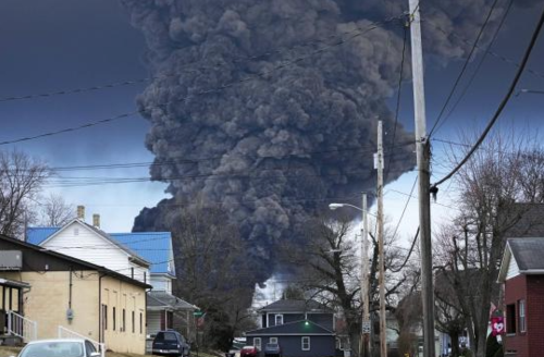 El incendio que provoc&oacute; el descarrilamiento del tren en Ohio. (Foto: LaPresse)