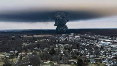 El descarrilamiento del tren en Ohio provocó una fuerte explosión. (Foto: El Tiempo Latino)