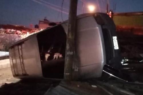 Un fanático de Mixco volcó su vehículo al conducir en estado de ebriedad. (Foto: Cortesía)
