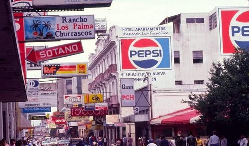 Los letreros eran comunes para anunciar las tiendas. (Foto: Facebook: Guatemala del Ayer)