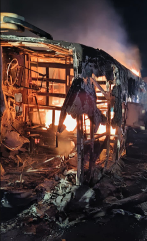 Las llamas consumieron el veh&iacute;culo. (Foto: Alerta Mundial)