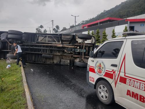 El bus quedó atravesado. (Foto: Bomberos Voluntarios)