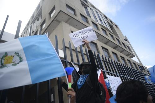 Manifestante con cartel que dice: "No tenemos miedo". (Foto: Wilder López / Soy502)