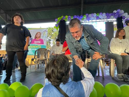 El candidato presidencial de Semilla, Bernardo Ar&eacute;valo, sosteniendo encuentros con los pobladores de Quetzaltenango. (Foto: Movimiento Semilla)
