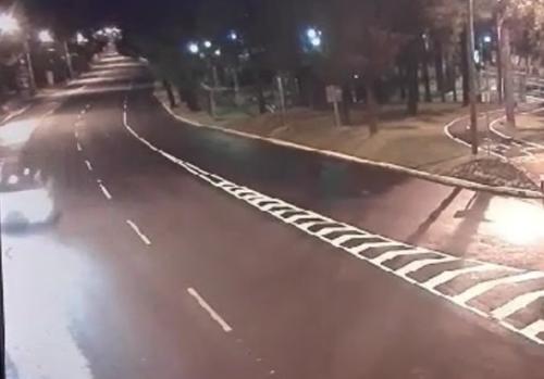 Así fue captado el vehículo momentos antes del accidente en el bulevar Vista Hermosa, zona 15. (Foto: Amílcar Montejo)