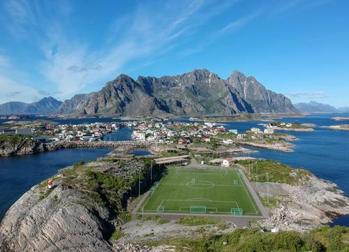 Estadio de fútbol Henninsvaer Lofoten en Noruega. (Foto: Diario AS)