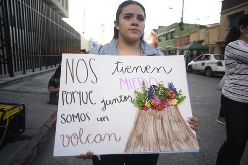 Los manifestantes acudieron con pancartas a las afueras del MP. (Foto: Wilder López/Soy502)