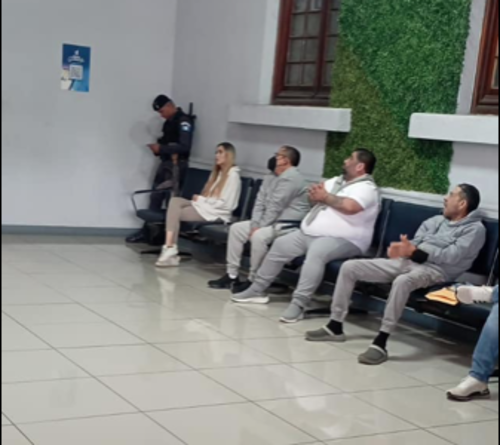Gaby Rubio  mientras esperaba el momento de su extradici&oacute;n. (Foto: PNC)