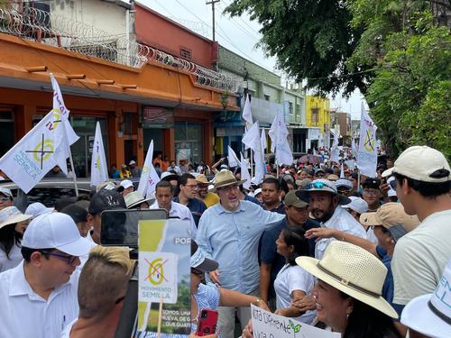 Arévalo ofreció declaraciones mientras realizó su gira de campaña electoral en Mazatenango. (Foto: Movimiento Semilla)