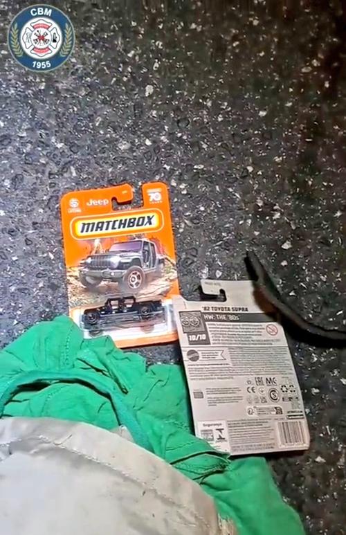 El papá cargaba juguetes para su hijo. (Foto: Bomberos Municipales)