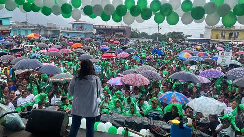 Pese a la lluvia, los seguidores de Sandra Torres estuvieron presentes en las actividades de campaña. (Foto: UNE)