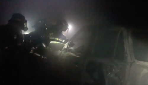 Tres veh&iacute;culos quedaron quemados. (Foto: captura de pantalla)