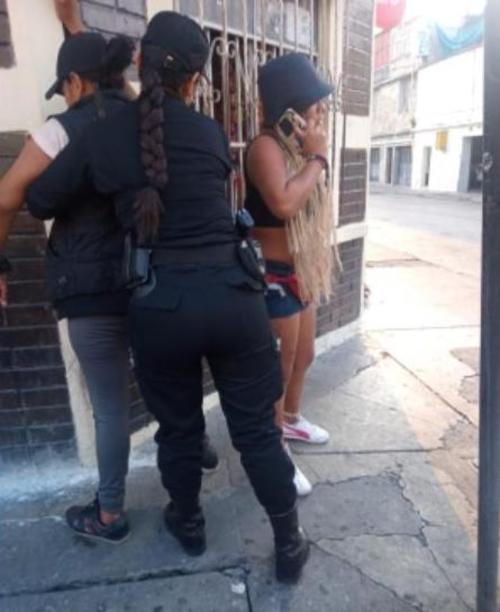 Usuarios de redes sociales identificaron a las mujeres que asaltaron y golpearon a un peat&oacute;n en la zona 1. (Foto: @lfqmaza)